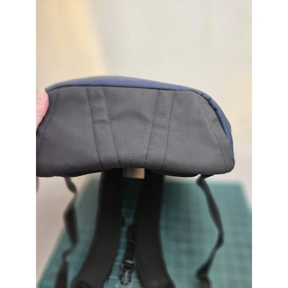 Oakley Modelo Oro Cerveza Backpack w padded laptop sleeve Blue